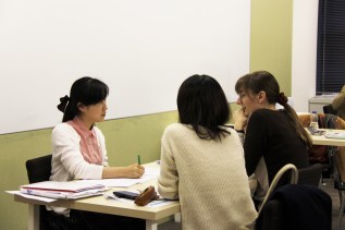reina-teaching-close-up